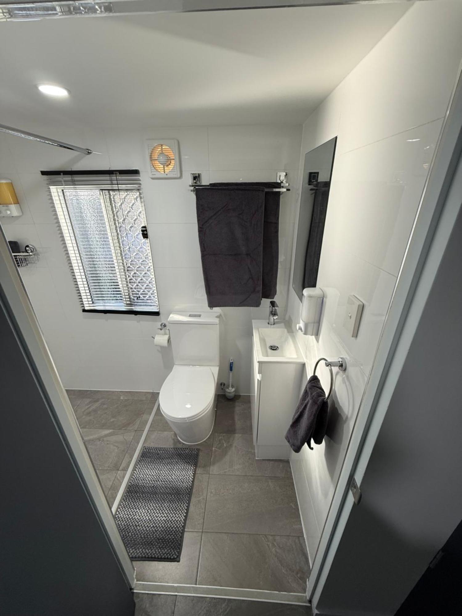 Bee House Hotel Dinmore Ngoại thất bức ảnh
